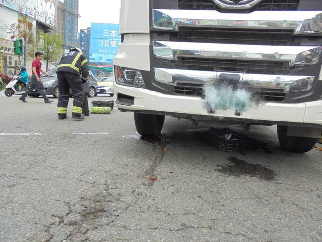 今（6日）上午9時許，桃園市桃園區民生路與三民路口發生一起車禍。（圖／警方提供）