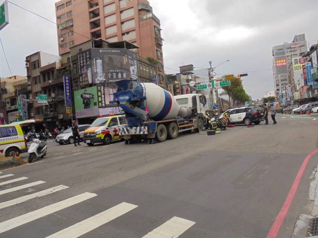 今（6日）上午9時許，桃園市桃園區民生路與三民路口發生一起車禍。（圖／警方提供）