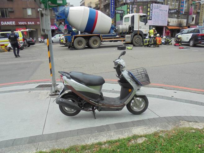 今（6日）上午9時許，桃園市桃園區民生路與三民路口發生一起車禍。（圖／警方提供）