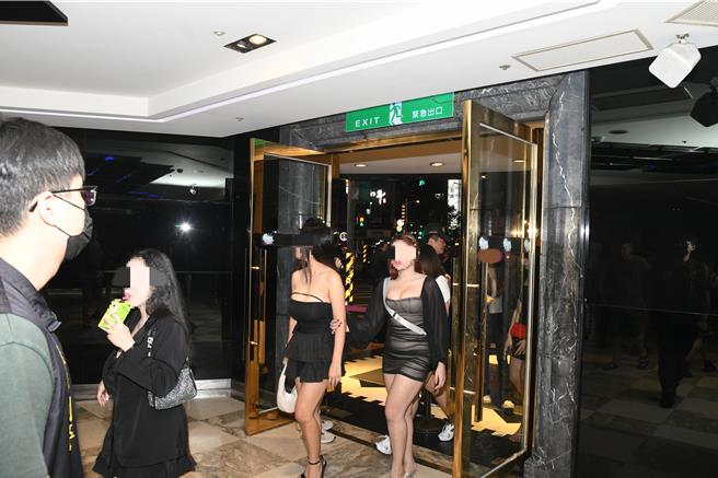 桃園市中壢分局5日晚間執行「雷霆除暴」專案行動。（翻攝照片／蔡明亘桃園傳真）