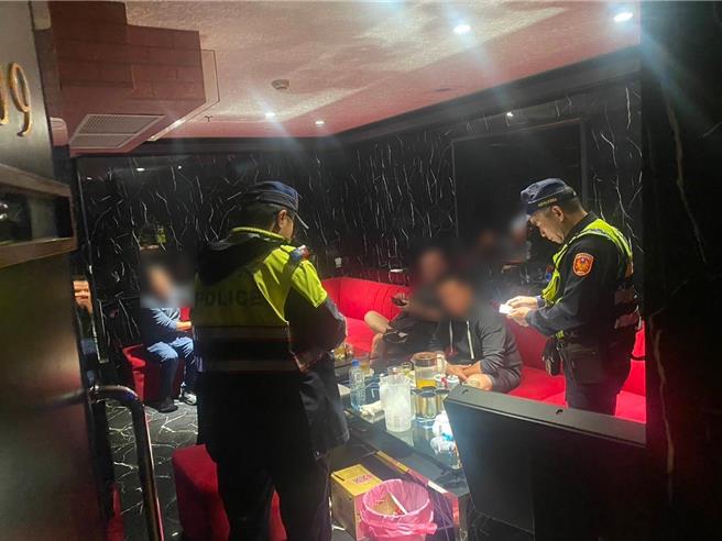 桃園市平鎮分局5日晚間執行「雷霆除暴」專案行動。（翻攝照片／蔡明亘桃園傳真）