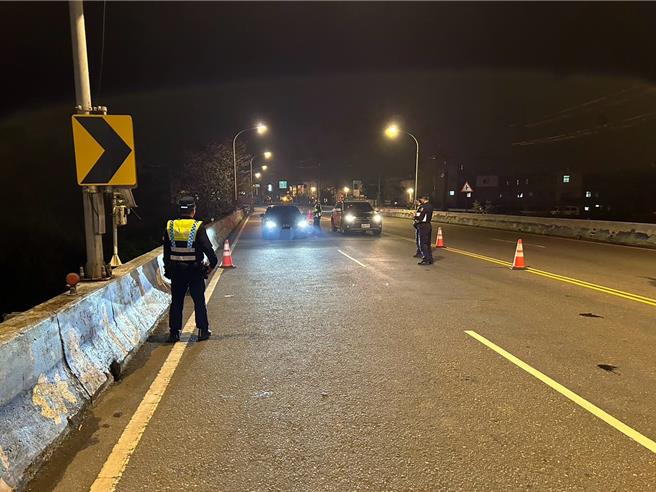 桃園市楊梅分局5日晚間執行「雷霆除暴」專案行動。（翻攝照片／蔡明亘桃園傳真）