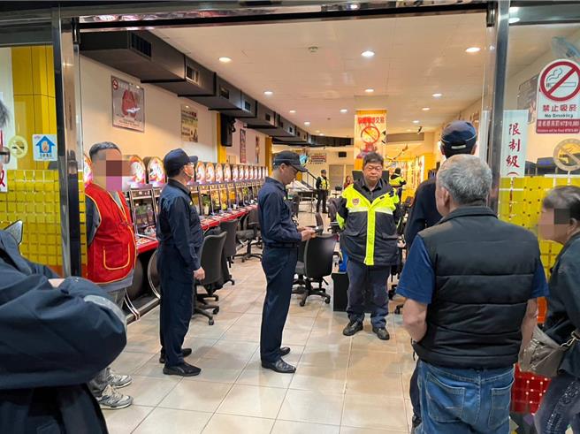 桃園市大園分局5日晚間執行「雷霆除暴」專案行動。（翻攝照片／蔡明亘桃園傳真）