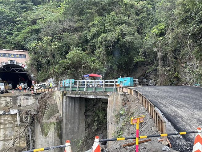 台9線蘇花公路長約25公尺的下清水橋因強震毀損，雙向交通因此受阻，經公路局東區養護工程分局全力搶修，利用一旁日據時期舊橋面增設密排銲接12米長的戰備鋼梁，預計今晚6點開放限重5噸以下小型車通行。（民眾提供／羅亦晽花蓮傳真）