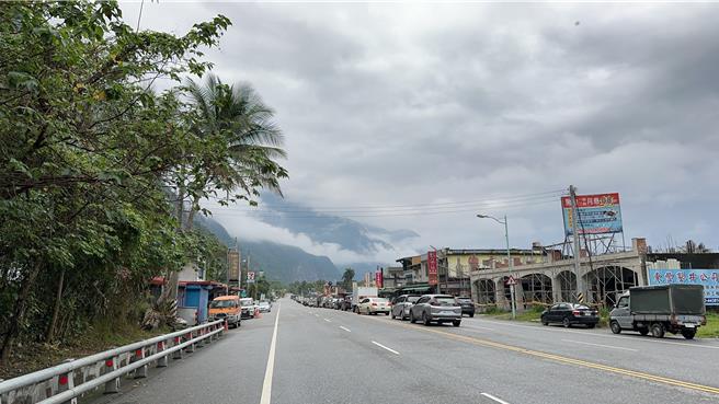 台9線蘇花公路長約25公尺的下清水橋因強震毀損，雙向交通因此受阻，經公路局東區養護工程分局全力搶修，利用一旁日據時期舊橋面增設密排銲接12米長的戰備鋼梁，預計今晚6點開放限重5噸以下小型車通行，崇德段已有大批車輛等候通行。（民眾提供／羅亦晽花蓮傳真）