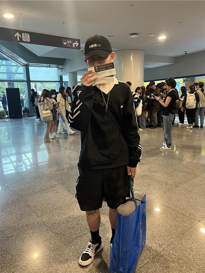 「新竹周興哲」買到票後表示要先去洗個澡再進場。（孫伊萱攝）