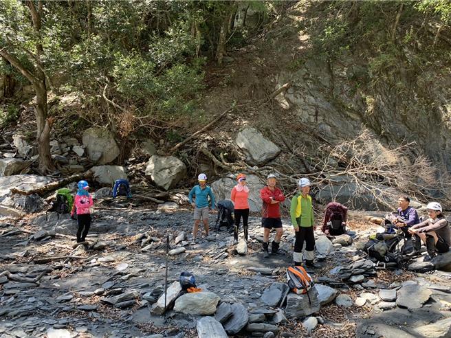 搜救队从万大南溪涉水救援受困登山队员，一路落石不断。（南投县消防局提供／冯惠宜南投传真）