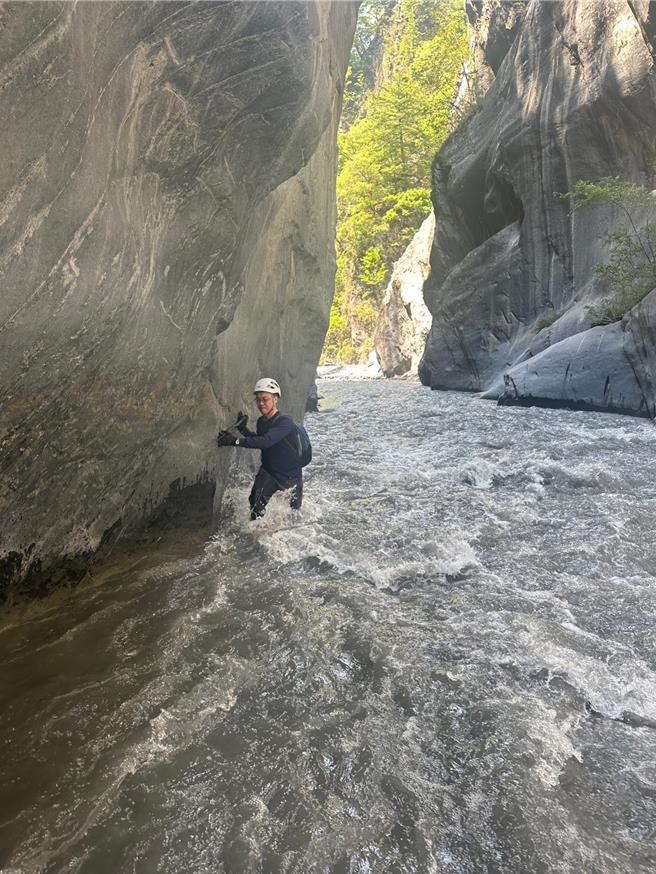 搜救队从万大南溪涉水救援受困登山队员，一路落石不断。（南投县消防局提供／冯惠宜南投传真）