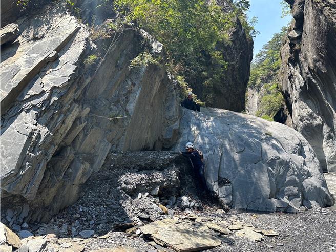搜救队从万大南溪涉水救援受困登山队员，一路落石不断。（南投县消防局提供／冯惠宜南投传真）
