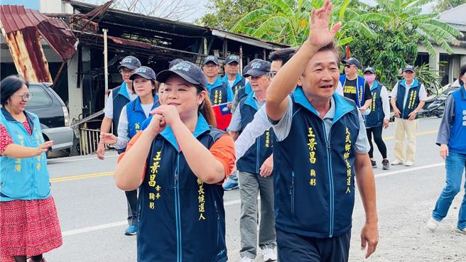 国民党候选人王景昌成立竞选总部暨造势大会，妻子陪同大进场。（萧嘉蕙摄）