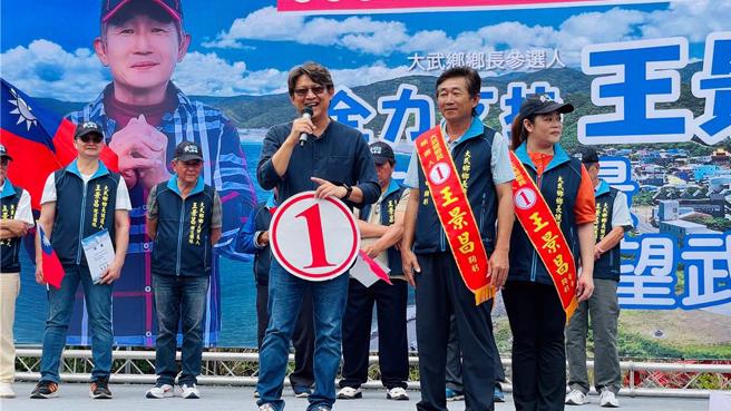 立委黄建宾（左）为同党籍大武乡长补选候选人王景昌（中）站台，全程却未提其名。（萧嘉蕙摄）
