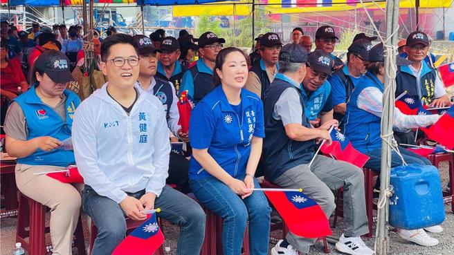 国民党台东县党部主委吴秀华（前左二）证实党员高春花违纪参选大武乡长补选，予以停权处分。（萧嘉蕙摄）