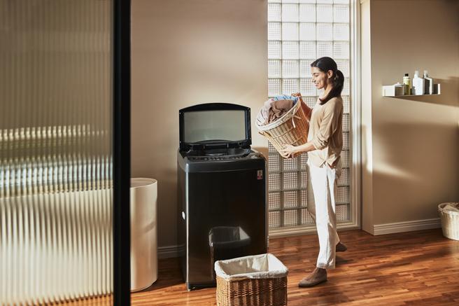 LG AI DD蒸气直驱变频洗衣机具备天然蒸气杀菌、全不锈钢洗衣筒槽与TurboWash劲速洗等技术。（LG提供／古明弘台北传真）