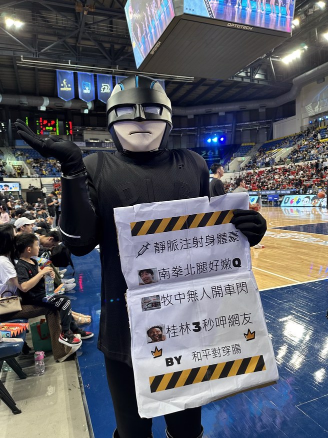 比爾拿著這張海報合照。(黃及人攝)