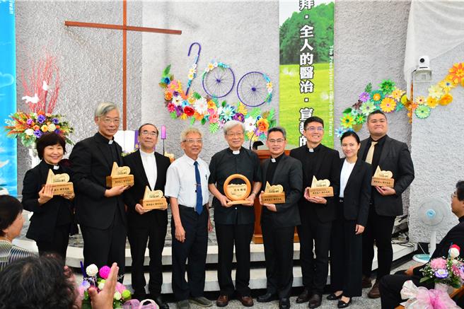 台東基督長老教會歷任牧者受贈百周年紀念講座。（台東基督長老教會提供／蕭嘉蕙台東傳真）