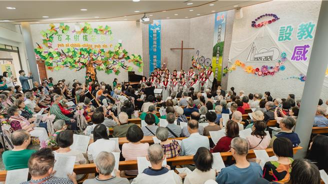 台東基督長老教會聖歌隊老、中、青三代串連吟唱詩歌，緬懷歷史回憶。（台東基督長老教會提供／蕭嘉蕙台東傳真）