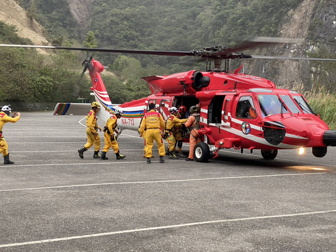 空勤总队今日仍持续协助天祥地区进行物资空投及经评估有医疗需求之受困人员下撤作业，并将物资发放给受困之民眾，今日预定可协助56名受困人员进行下撤作业。（图／消防局提供）