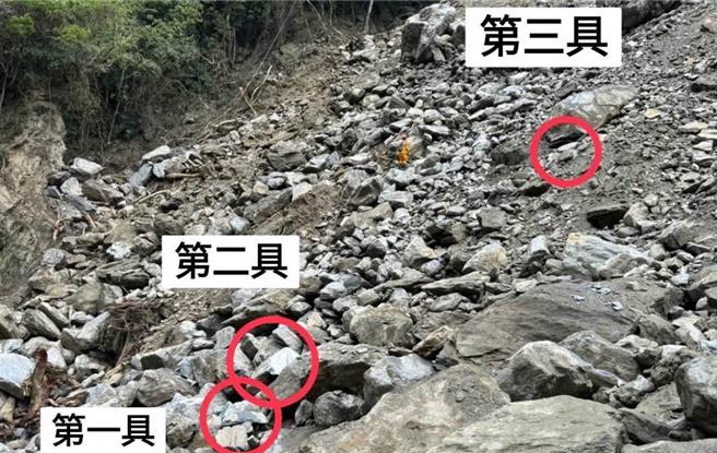 2024年4月6日新北市／今（6）日上午特搜隊在太魯閣砂卡礑步道一處山崩斜坡中發現第3名罹難者，經確認身分是失蹤的21歲胡女。（搜救隊提供／劉瑋晴新北傳真）