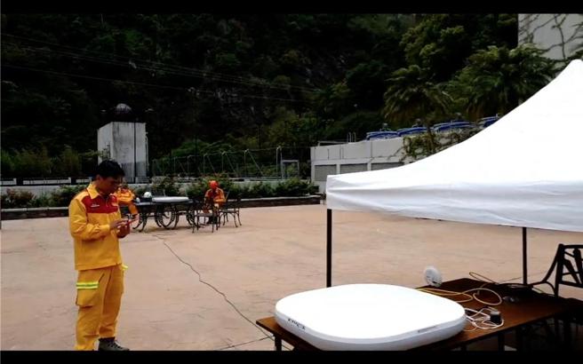 数位部与TTC运送低轨卫星设备到天祥， 提供救灾人员即时以影像或语音回传灾区现场状况给应变中心。图／数位部