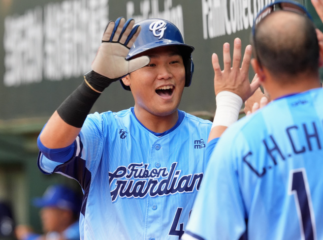 富邦悍将在开季第5战终于先驰得点，队长范国宸2局上靠着对方投手暴投回来得分。（富邦悍将提供）