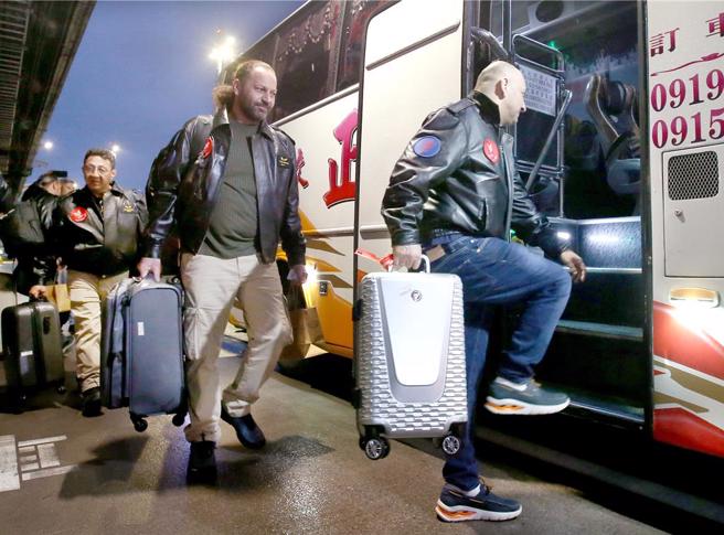 特搜隊員快速辦理通關入境手續後，隨即前往花蓮投入救災。（范揚光攝）