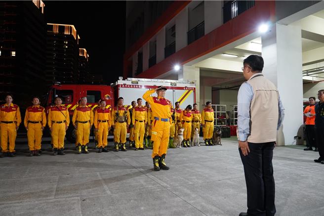 台南市長黃偉哲6日到大橋消防分隊迎接榮歸的台南搜救大隊30人。（台南市消防局提供／程炳璋台南傳真）