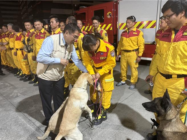 台南市長黃偉哲6日到大橋消防分隊慰問到花蓮救災返回台南的台南搜救大隊30人，並肯定救難犬發揮功能。（台南市消防局提供／程炳璋台南傳真）