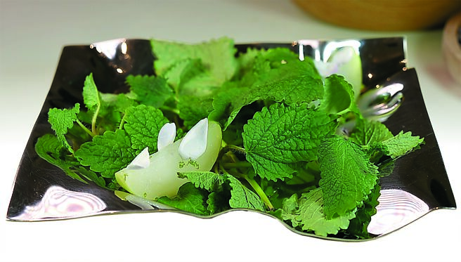 〈Restaurant A〉春季套餐的茶點〈糖漬檸檬〉，是以檸檬汁加了茉莉花和糖漿醃漬。圖／姚舜