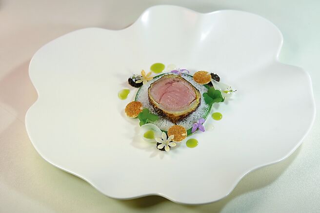 〈白酒松露燴犢牛〉有二吃，其一是以皺葉甘藍菜和羊肚菌包裹小牛里肌，肉質非常軟嫩、口感輕盈。圖／姚舜