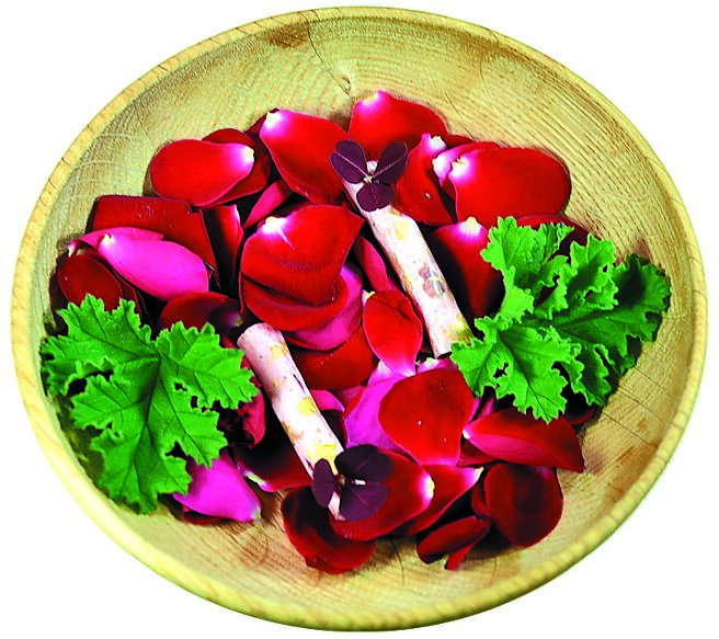 〈Restaurant A〉春季套餐的茶點〈玫瑰杏仁牛軋糖〉。圖／姚舜