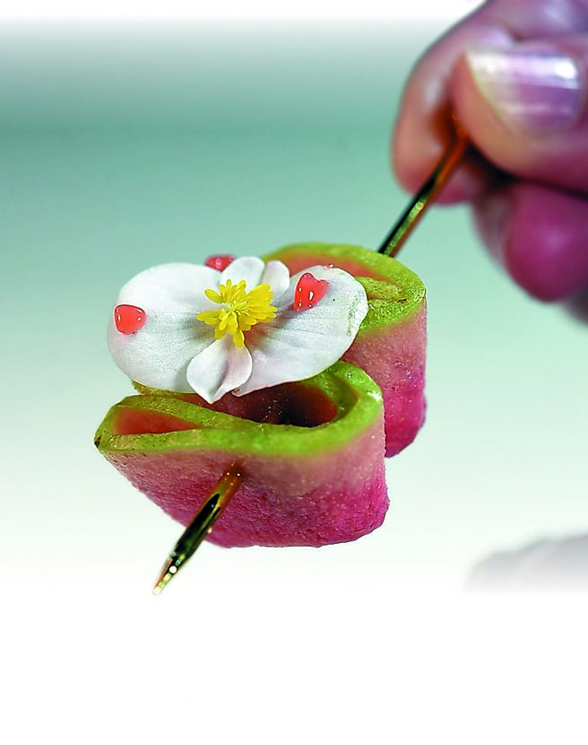 〈醃漬紅心芭樂薄片〉以蘋果花和紅心芭樂妝點，細膩組合展現對細節重視。圖／姚舜