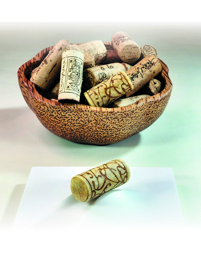 〈Restaurant A〉春季菜單的開胃小點〈軟木塞〉以假亂真，可食軟木塞的內餡是鹹香青花筍與康提起司，口感滑順、味道層次豐富。圖／姚舜