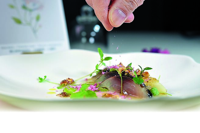 〈刺山奶油青花焗白蘆筍〉以梅醋醃漬青花魚，搭配春季「蔬菜之后」白蘆筍，並以鹽奶油櫻花醬、手指檸檬提味。圖／姚舜