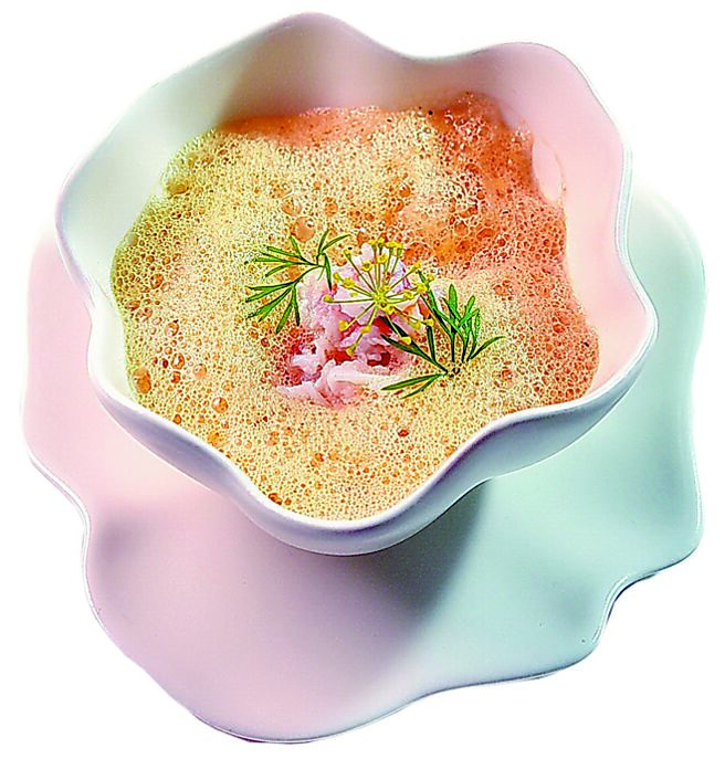 〈桂花海膽芙蓉盅〉是以西式經典龍蝦湯為基底，內有蟹肉、海膽和豆漿蒸蛋白，上方是蝦湯泡沫，以手工做的雲朵小碗和底盤盛裝，氣韻優雅。圖／姚舜