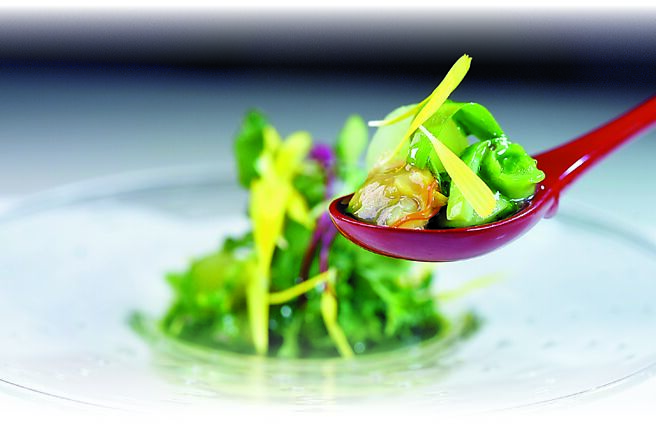 〈花蛤山菜綠沙拉〉上最美的「一抹黃」，是菊花的花瓣。圖／姚舜