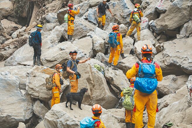 0403花莲大地震芮氏规模7.2，太鲁阁国家公园「砂卡礑步道」传出人员受困，第二作战区官兵5日上午协同特搜队，徒步挺进第一线现勘，后续将配合清除落石，寻找失联登山客。（军闻社）