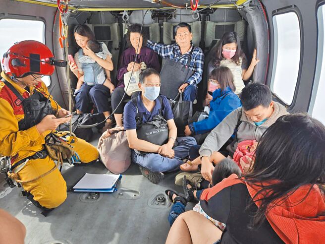 太鲁阁晶英酒店内仍有数百人受困，空勤直升机空投物资，5日载运受困民眾离开。（空勤总队提供／王志伟花莲传真）