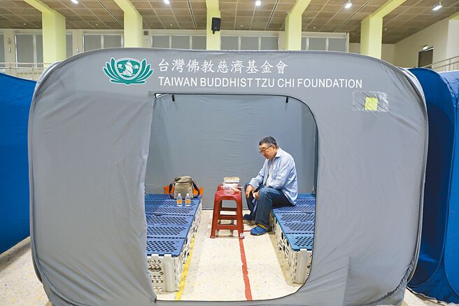 慈济为灾民安置设计的蓝色帐篷「净斯福慧隔屏」，让「台湾的避难所」衝上日本网路热搜关键字。图为4日位于花莲中华小学的地震收容中心内，民眾在慈济帐篷内休息。（中新社）