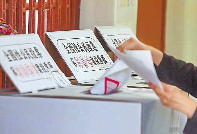 全国性公投连署系统10日上线测试。图为2018年九合一选举，民眾投下公投选票。（本报资料照片）