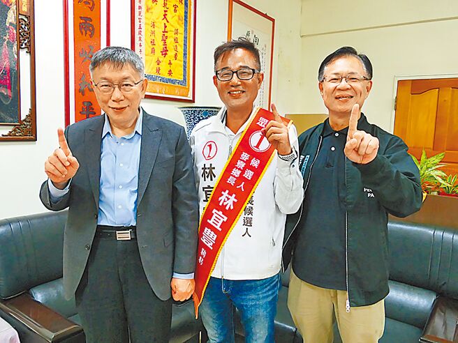 云林县麦寮乡长补选，民眾党主席柯文哲（左）5日在拱范宫庙口开讲，并将long stay麦寮至12日，为候选人林宜豊（中）助选。（张朝欣摄）