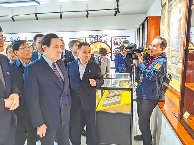 前总统马英九一行，5日由大陆国台办副主任仇开明陪同，上午前往陕西杨陵的马援祠、下午前往陕西扶风马援墓寻根。图为马英九参观陕西杨陵马援祠。（蓝孝威摄）