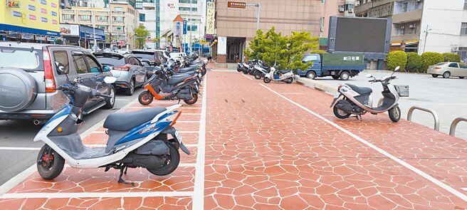 苗县政府环保局鼓励县民踊跃及早汰换老旧机车，可补助4千元，如换新电动机车最高总补助额达1万1000元。（谢明俊摄）