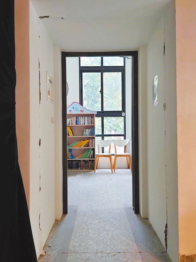 桃园市芦竹区南崁儿童艺术村因0403花莲大地震导致楼栋出现裂痕。（姜霏摄）