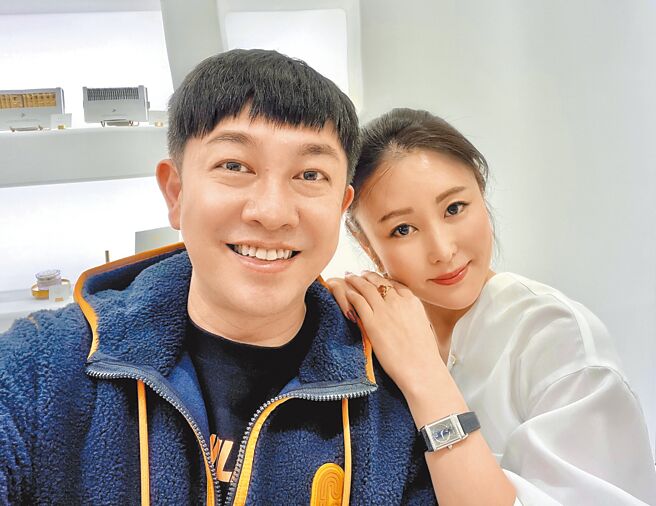 李明川（左）發行日文單曲，請好友麻衣幫忙檢視發音。（產值娛樂提供）