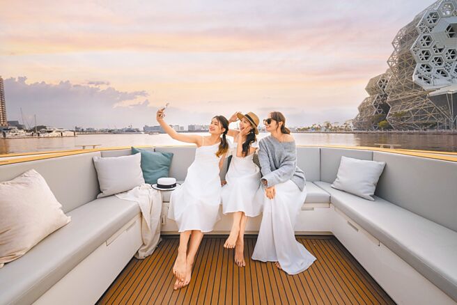 高雄承億是全台唯一擁有私家遊艇的五星酒店，「輕奢海上」住房專案主推住宿搭配私家遊艇，樂享輕奢海上之旅。（承億酒店提供）