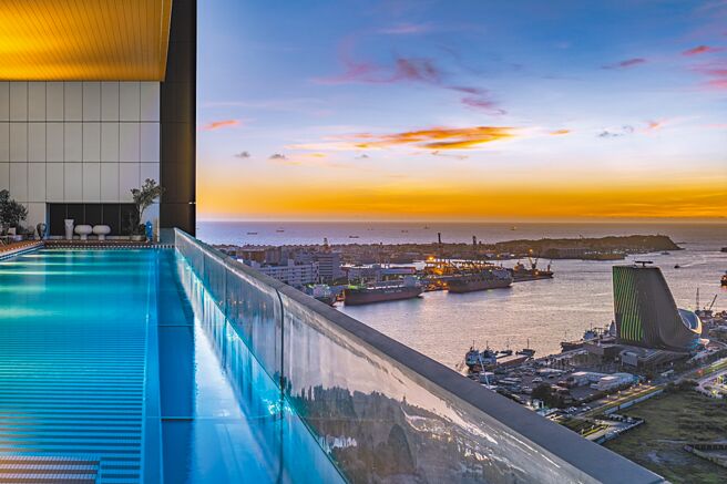 網路平台票選「全台最美飯店」和「最美客房」雙冠軍殊榮的高雄承億酒店，24樓高無邊際泳池可遠眺亞洲新灣區景色。（承億酒店提供）