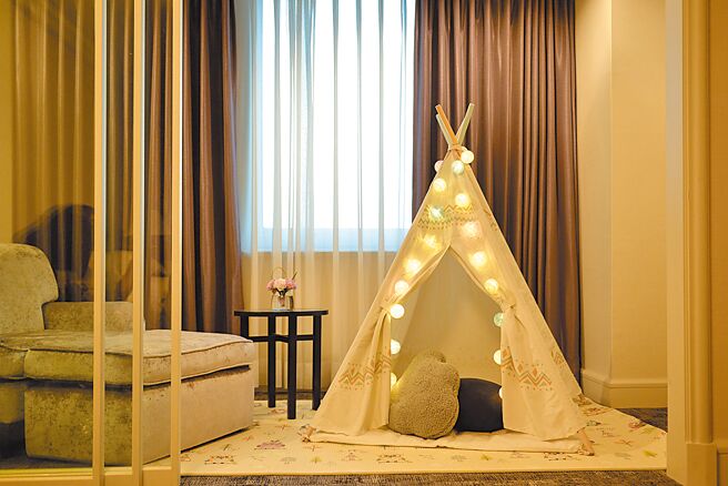 「童趣住房專案」在指定家庭房內擺設小帳篷、抱枕及泡棉球燈等裝飾物，立刻升級為親子童趣房。（高雄漢來大飯店提供）