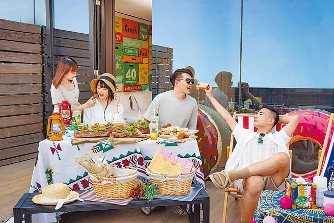 「春日網美野餐企劃」可享專人於客房陽台布置野餐桌、躺椅等服務，旅客輕鬆享受春日愜意野餐「食」光。（高雄英迪格酒店提供）