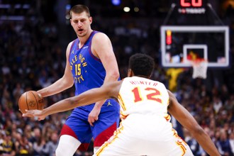 NBA》約基奇末節沒打仍摘大三元 金塊砸鷹獨占西區龍頭