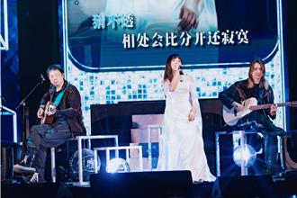 丁噹拜完月老立刻传好消息 对方单膝下跪送上戒指求婚